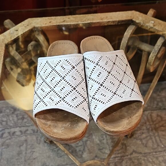 Baretraps White slide sandals size 6.5 - Picture 1 of 8